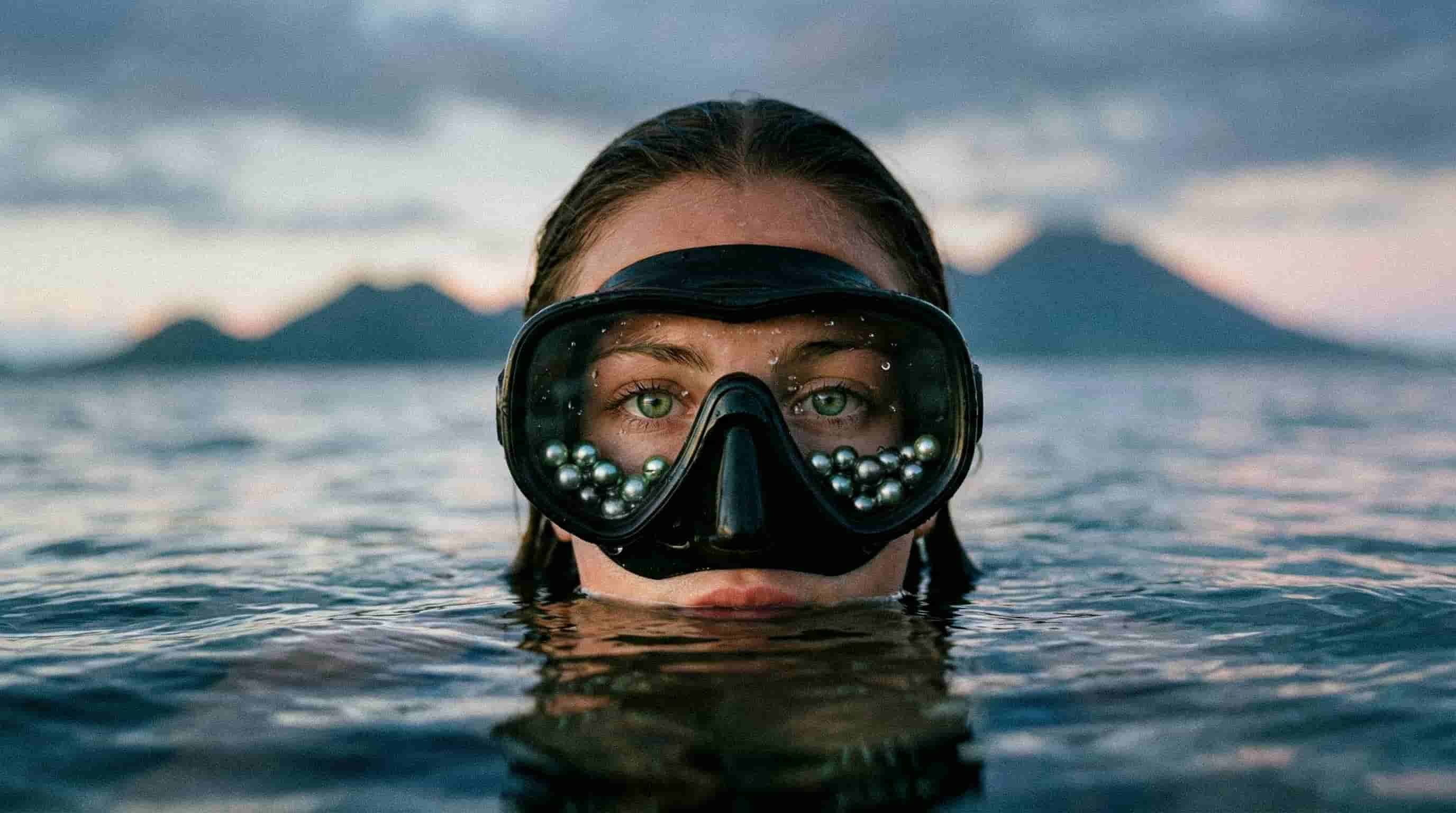 Plongeuse dans le lagon polynésien